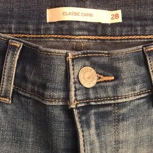 Levi Classic Capri Jeans